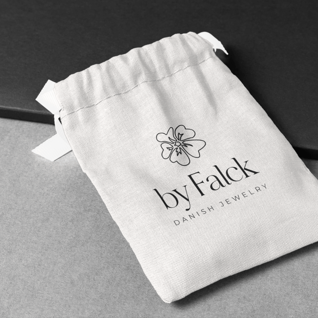 Lille pose med byFalck - Danish Jewelrys nye logo trykt på